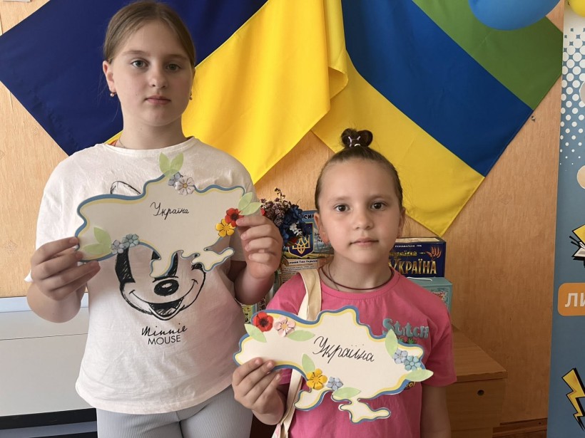 Дві дівчини тривають власну "Квітучу Україну" - поробки на папері