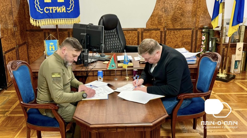 Начальник Авдіївської МВА Віталій Барабаш та  голова Стрийської міської ради Олег Канівець підписують меморандум про співпрацю між Авдіївською та Стрийською громадами