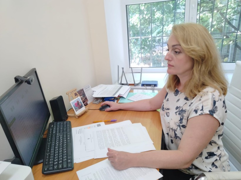 Представниця департаменту освіти під час проведення презентації