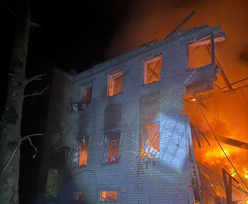 Пожежа в будинку після ворожого обстрілу