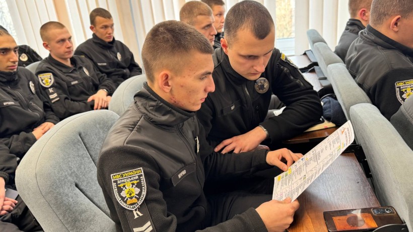Курсанти Донецького державного університету внутрішніх справ під час спільного заняття з представником  Донецького обласного центру туризму та краєзнавства