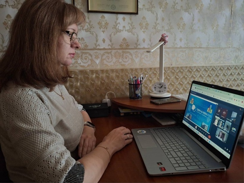 Учасниця зустрічі сидить перед ноутбуком