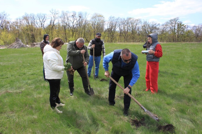 Шахівська громада відроджує степовий заказник Донеччини на Черкащині. Представники громади  висаджують півонію тонколисту.