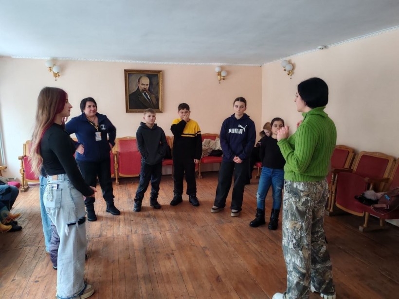 Вихованці Донецького обласного палацу дитячої та юнацької творчості під час майстер-класу з акторської майстерності.