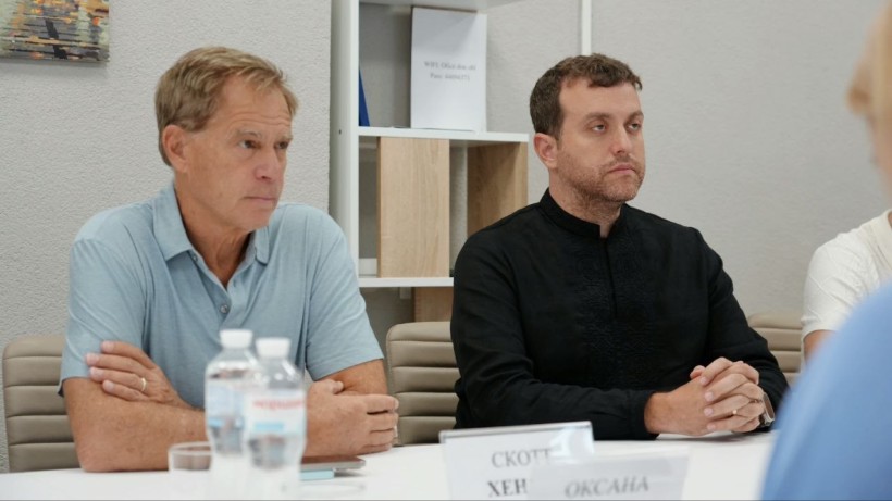 Скотт Генкок та Маршал Маєр сидять за столом