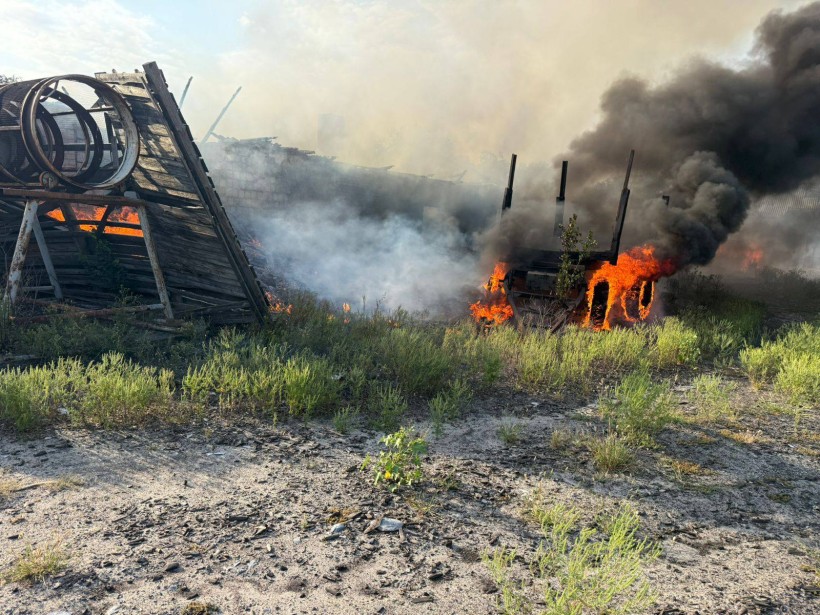 Будівельна техніка палає після ворожого удару
