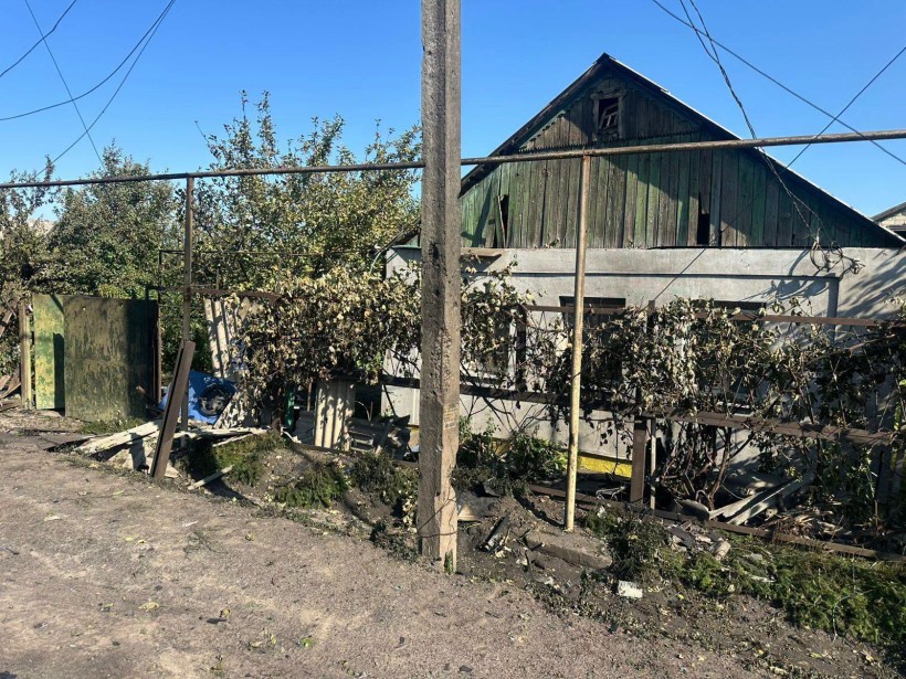 Пошкоджений будинок після ворожого обстрілу