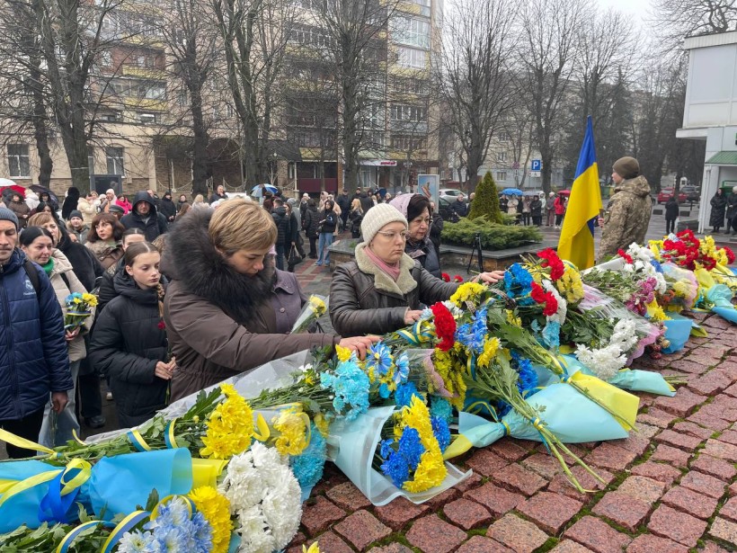 Мешканці Донеччини взяли участь у мітингах – реквіємах, долучилися до покладання квітів до меморіалів та пам’ятних місць воїнам, хвилиною мовчання вшанували пам’ять загиблих захисників, Героїв Небесної Сотні.