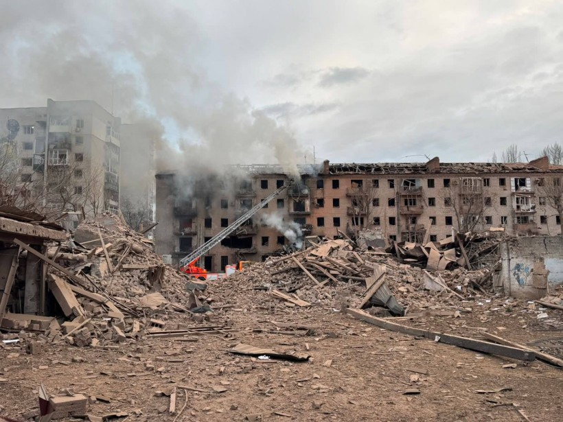 Зруйновані багатоповерхові будинки після ворожого обстрілу