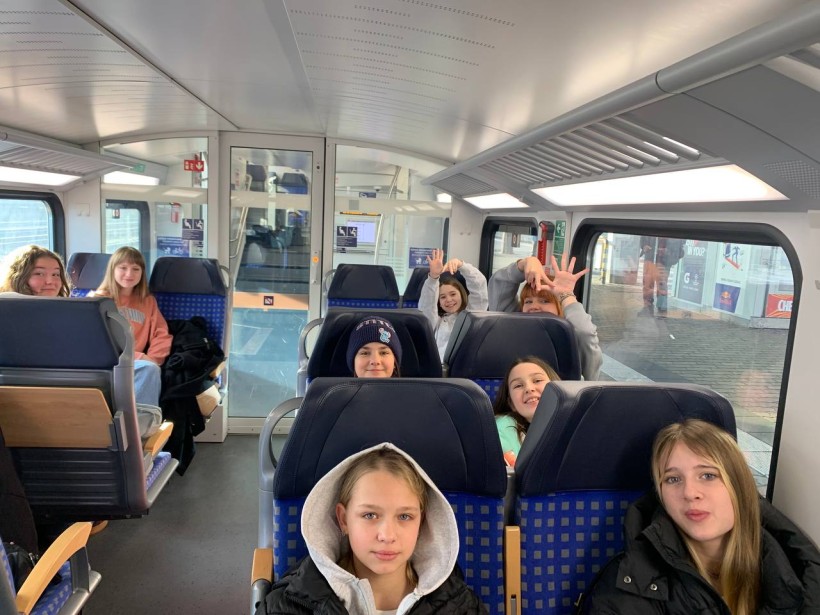 Українські діти з Добропілля під час подорожі Німеччиною у вагоні поїзда, міжнародна новорічна ініціатива.