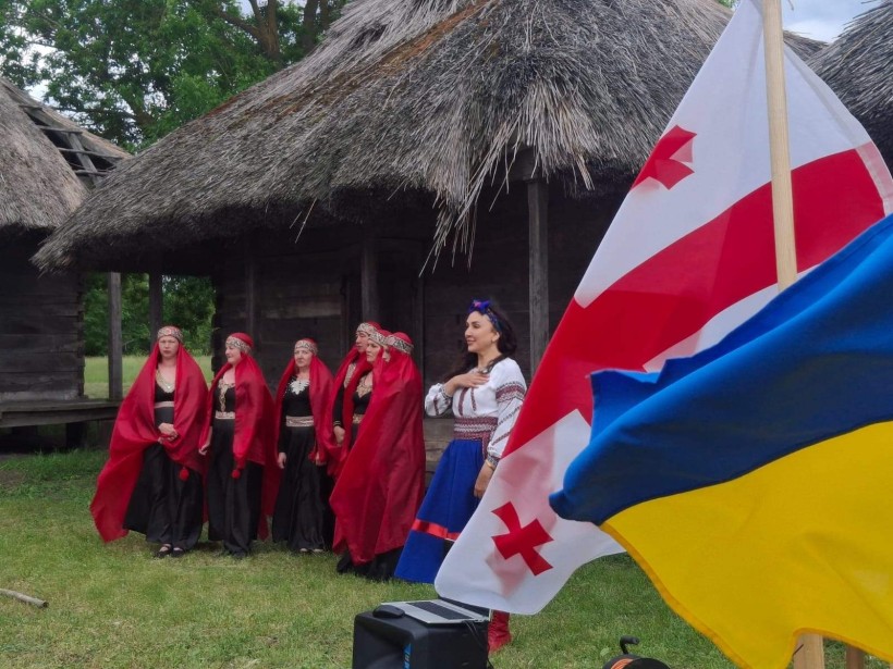 Колектив у грузинських національних костюмах та прапори України та Грузії
