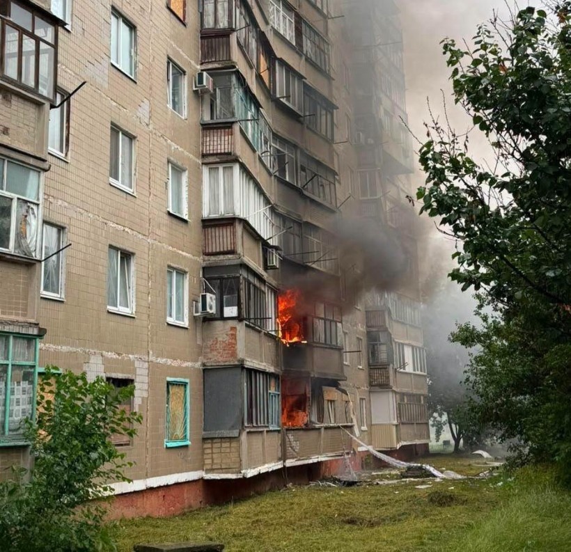 Пожежа у багатоповерховому будинку після обстрілу окупантів