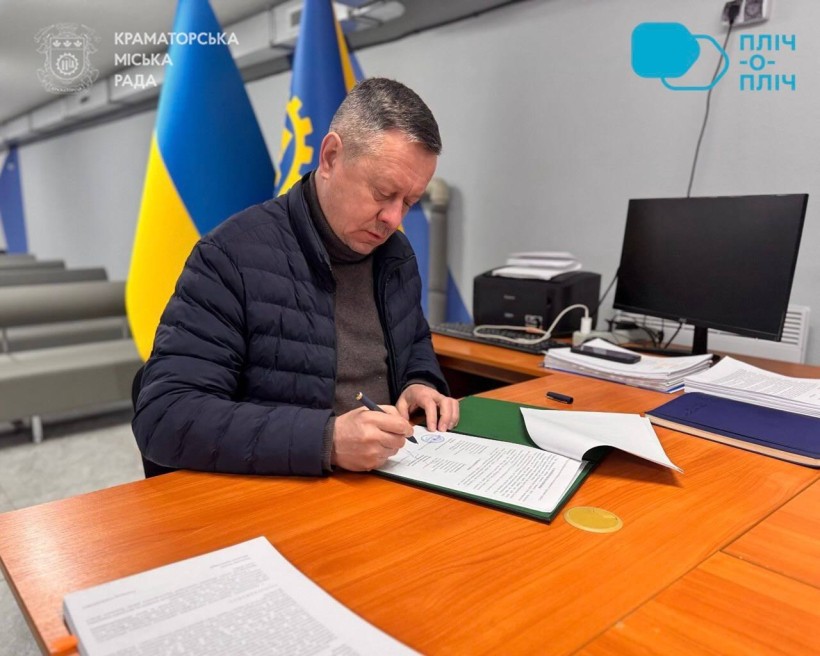 Начальник Краматорської МВА Олександр Гончаренко підписує меморандум про співпрацю