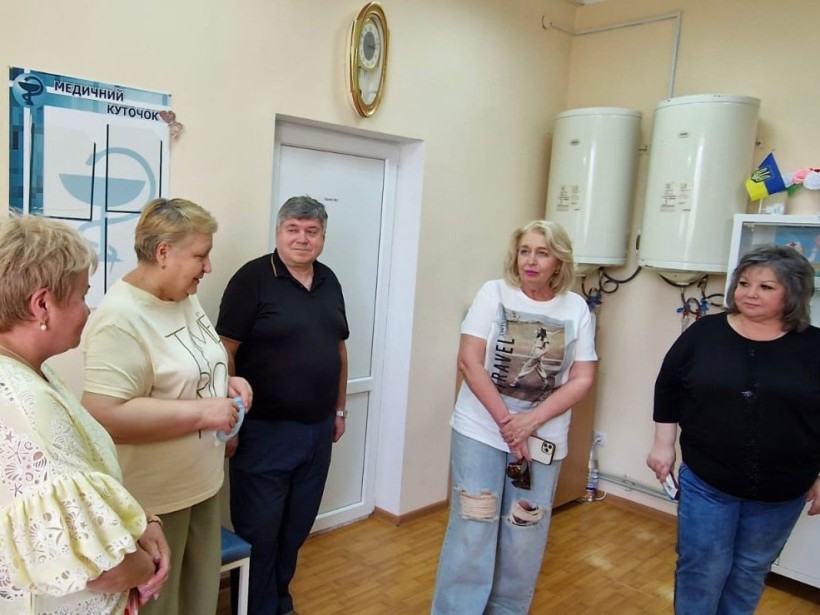 Робоча група спілкується з лікарем у медичному блоці