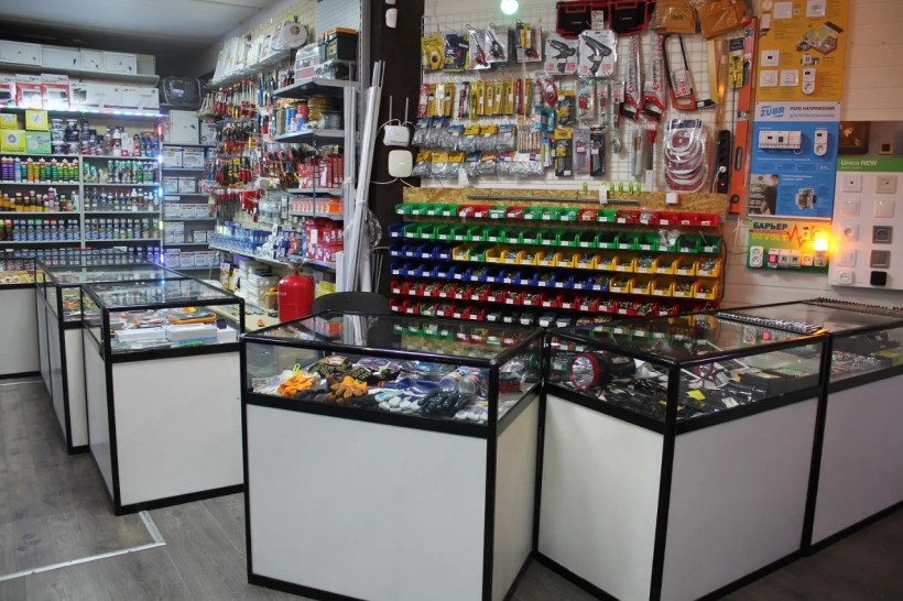 У відкритому магазині «МЕГА ОМ» вирішили продавати електротехнічні товари: лампочки, дроти, світильники та інше обладнання.