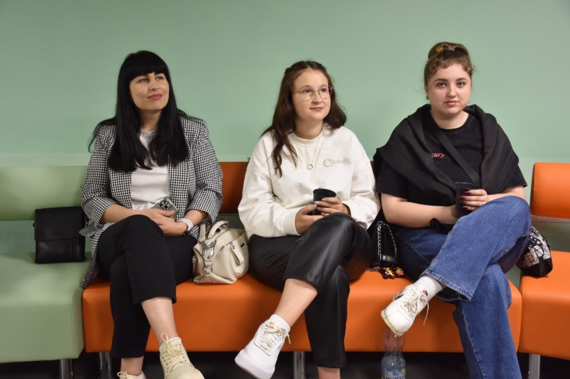 Троє представників молодіжних рад Донеччини.Уважно слухають презентацію нової програми.