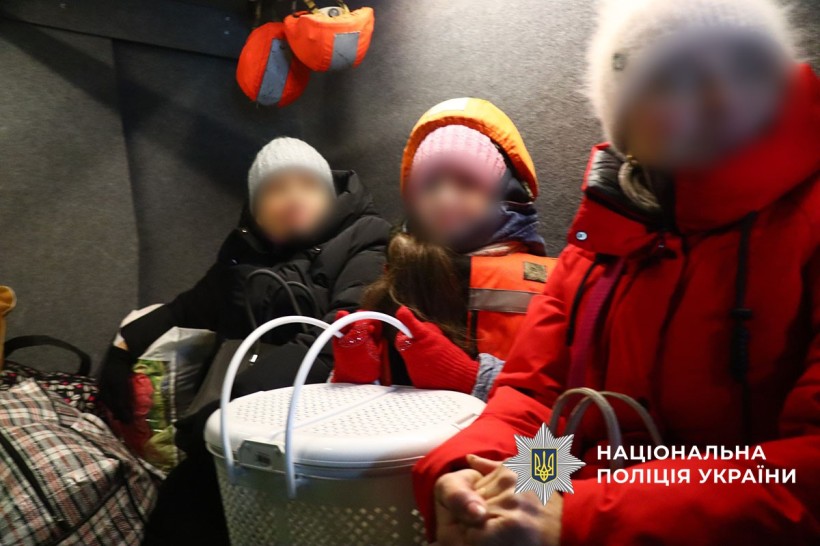 Діти сидять у броньованому автомобілі та тримають домашніх тварин.