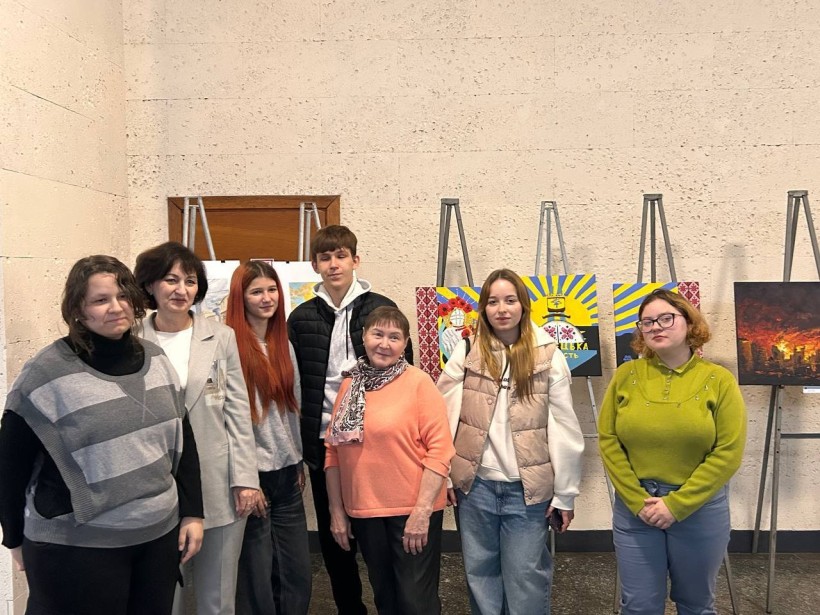 Викладачі та студенти під час виставки творчих робіт студентів спеціальності «Дизайн» Краматорського фахового коледжу технологій та дизайну та студентів кафедри графічного дизайну, моди та стилю