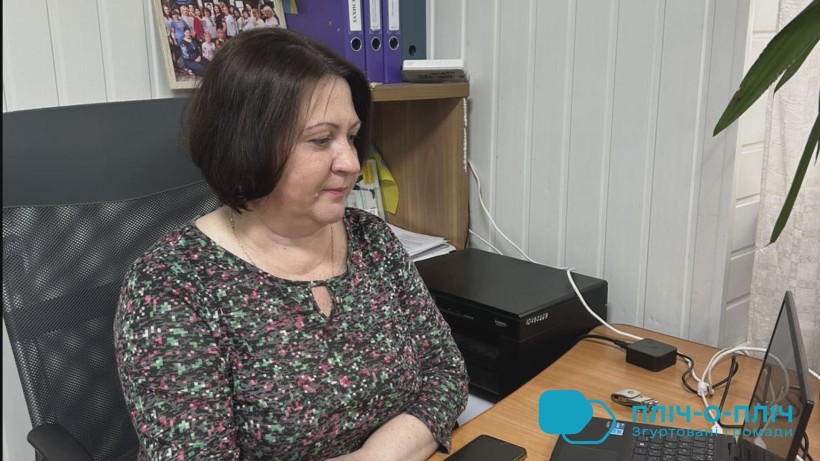 Учасниця тренінгу бере участь онлайн за нотубуком