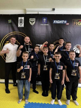 Спільне фото краматорських спортсменів з кікбоксингу разом з тренером Володимиром Лихобабою.