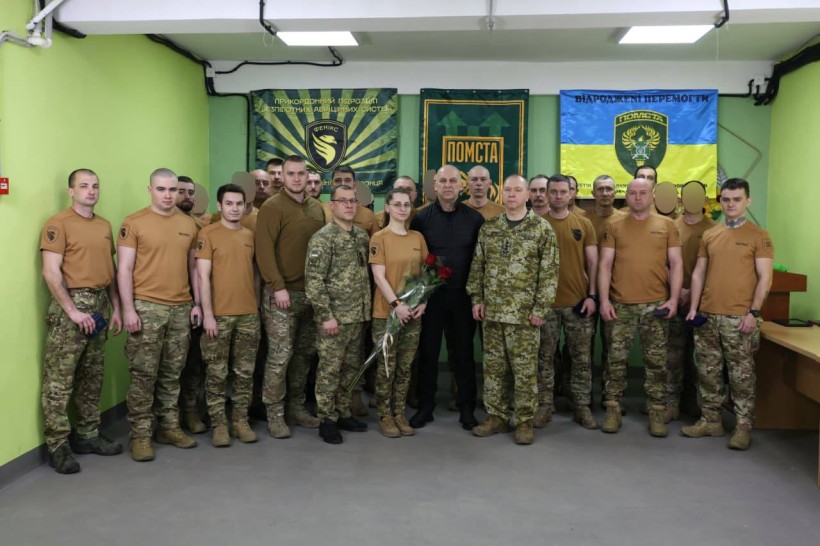 Вадим Філашкін та Сергій Дейнека стоїть разом з бійцями ДПСУ