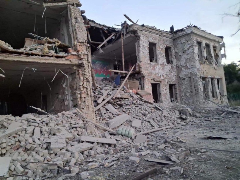 Зруйнована ворожим обстрілом будівля