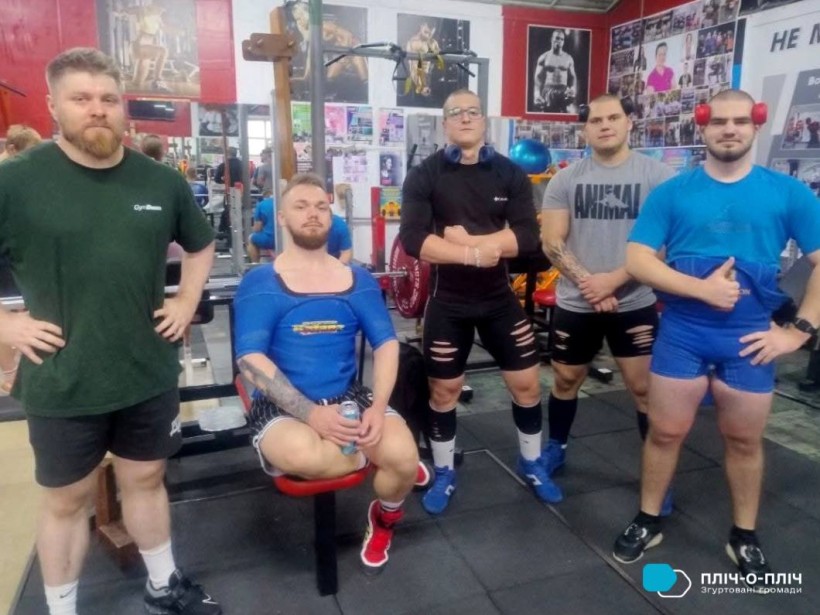 Бахмутські атлети  спортивній формі в тренувальному залі в Кропивницькому
