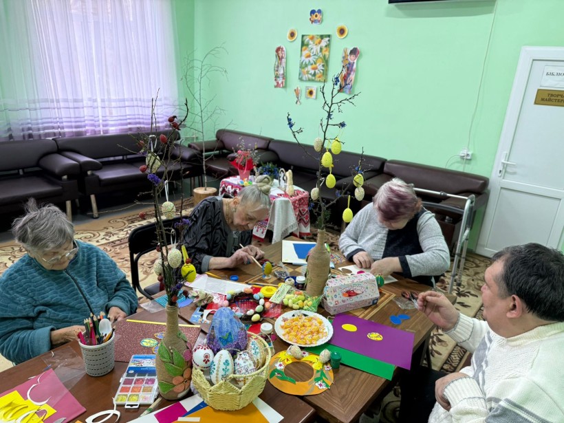 Підопічні створюють паперові великодні курчата; барвисті крашанки; святкові віночки для декору