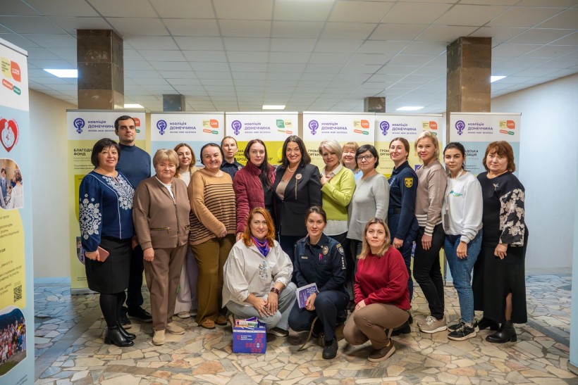 Спільне фото учасників на фоні виставки презентації діяльності Коаліції 1325 Донеччина, підготовленої громадською організацією «Смарта».