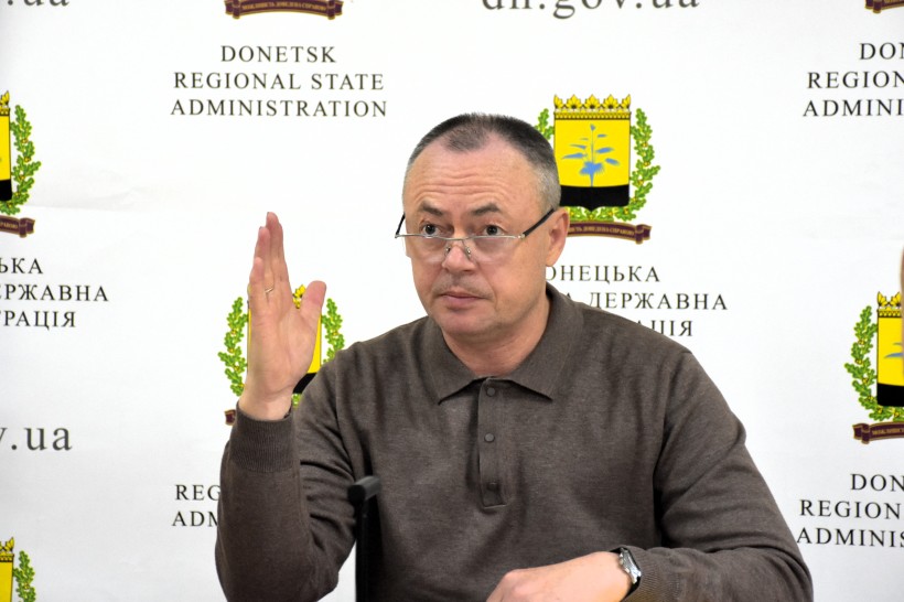 Ігор Бойко голосує під час засідання комісії з визначення підприємств, установ і організацій, які є критично важливими