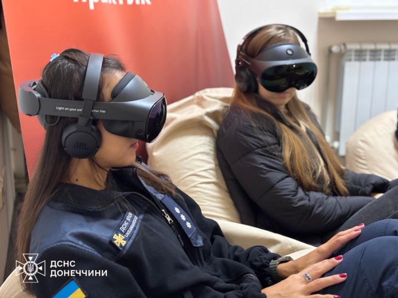 Працівниці ДСНС сидять у віртуальних окулярах.