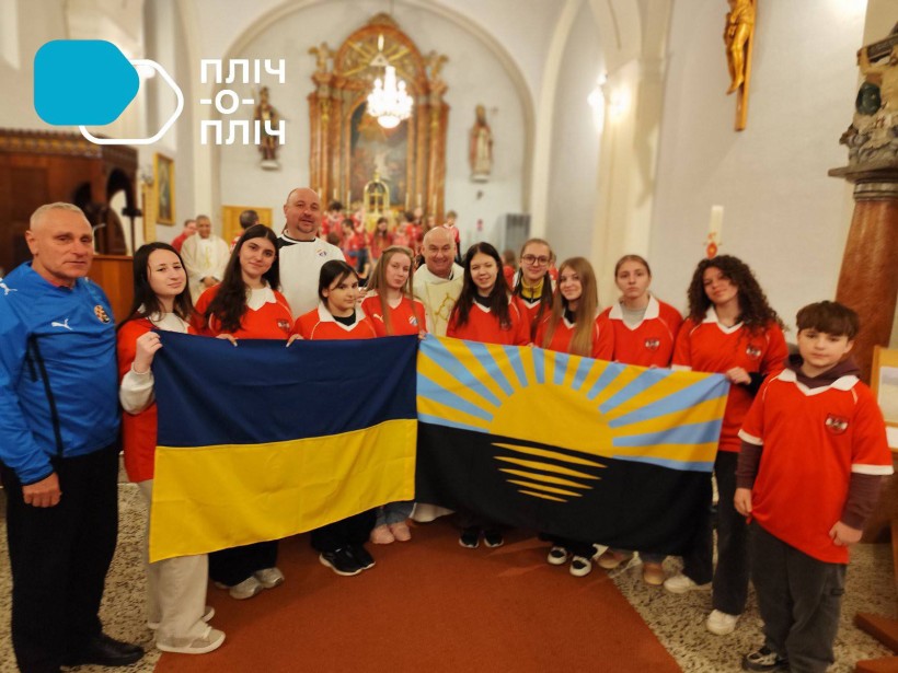 Учні Северської громади у Святої Меси у Боксдорфі, тримають прапори України та Донеччини.