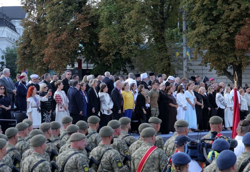 Учасники нагородження стоять в центрі Києва
