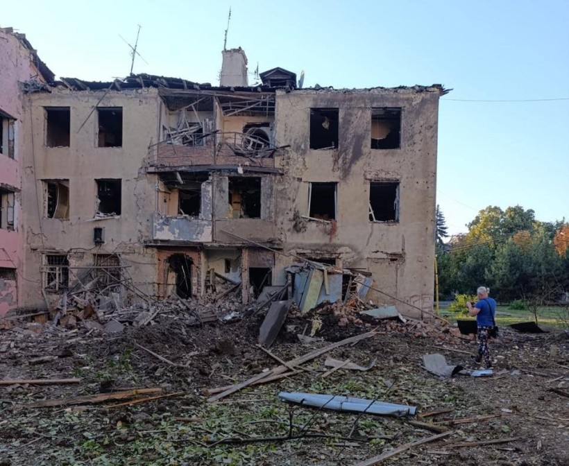 Зруйнована багатоповерхівка після ворожого обстрілу