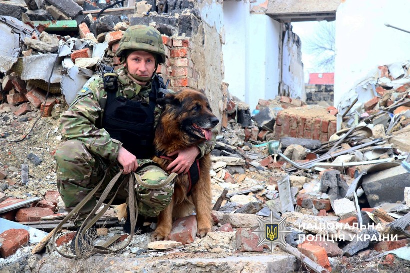 Бельгійська вівчарка-малінуа Алан разом з кінологом на місці влучання.