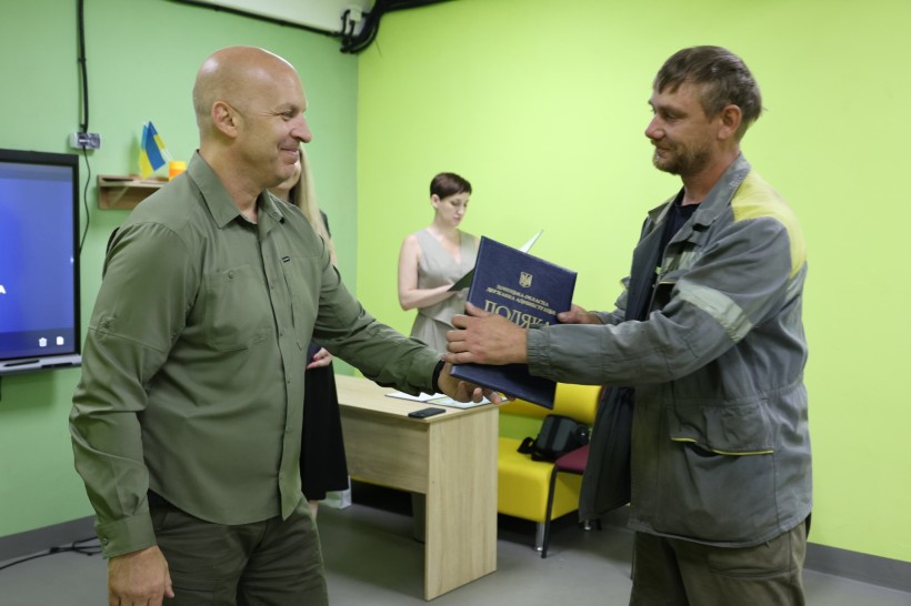 Вадим Філашкін вручає енергетику подяку.