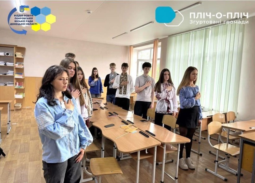 Діти у вишиванках співають гімн
