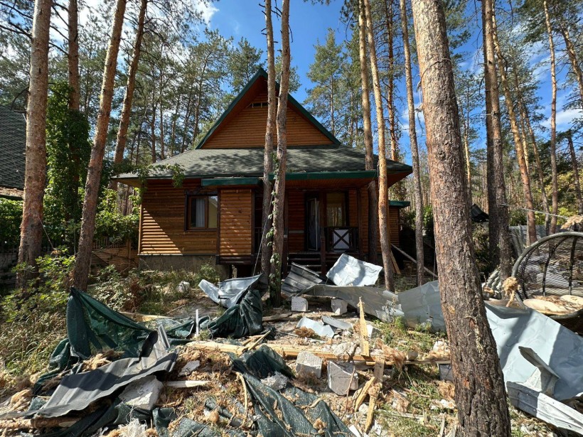 Будинок та подвір'я, зруйновані російськими загарбниками