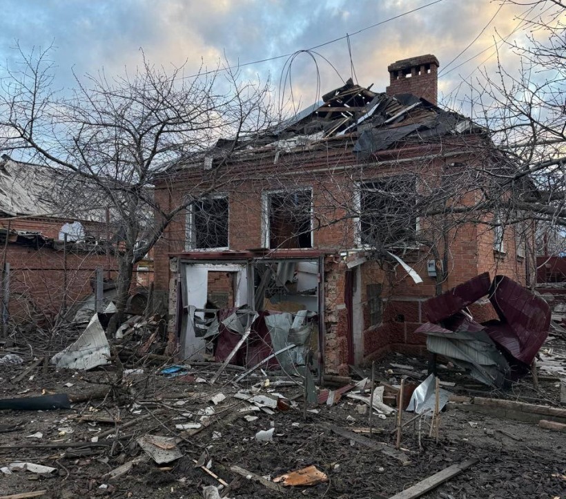 Зруйнований будинок після ворожого обстрілу