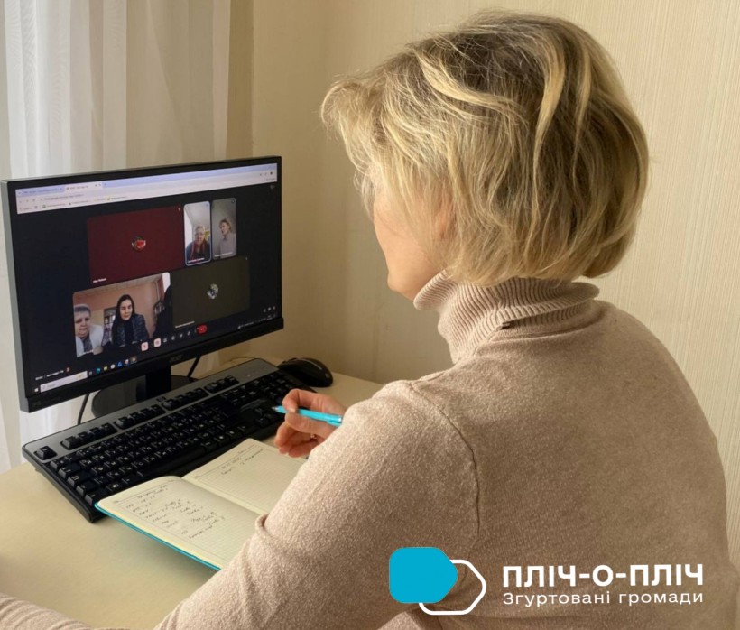 Представниця управління соціального захисту бере участь у нараді онлайн