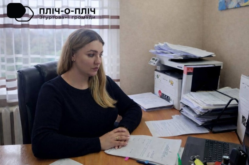 Фахівчиня бере участь в онлайновій зустрічі