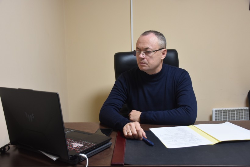 Заступник голови ОДА Ігор Бойко сидить за ноутбуком, приймає участь у нараді.