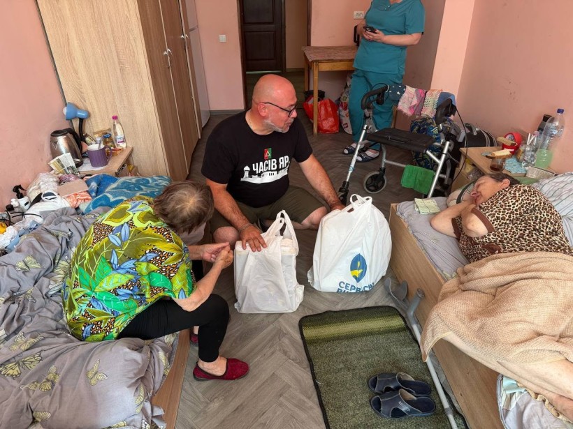 Начальник Часовоярської МВА Сергій Чаус спілкується з мешканками громади в Уманському Будинку вееранів