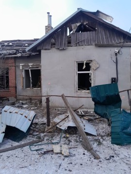 Зруйнований будинок та паркан після ворожого обстрілу