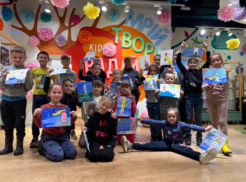 Юні гості на спільному фото демонструють власні малюнки