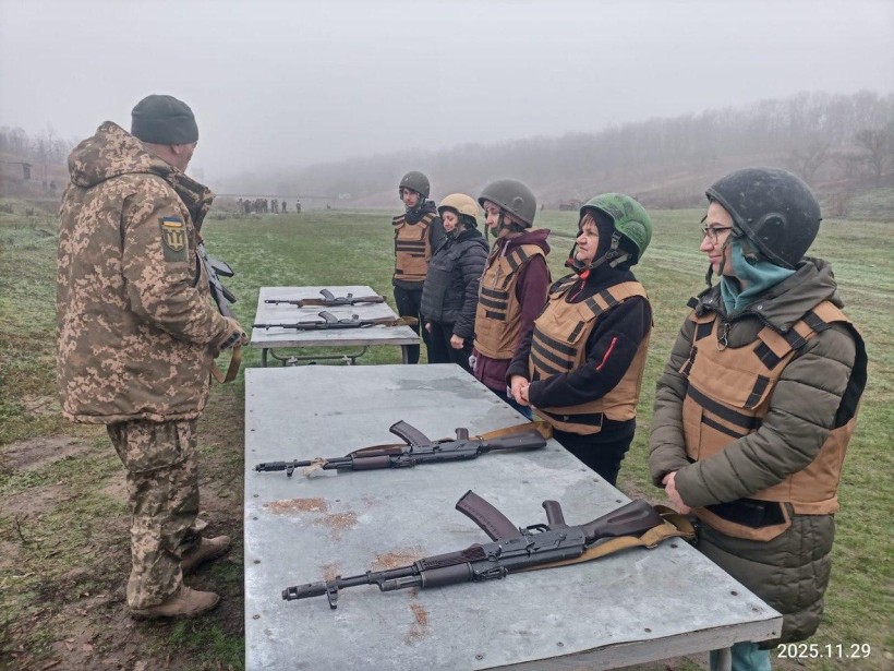 лухачі другої групи підготовки уважно слухають інструктаж інструкторів перед початком практичних вправ на полігоні. Учасники зосереджено готуються до відпрацювання тактичних навичок у польових умовах.