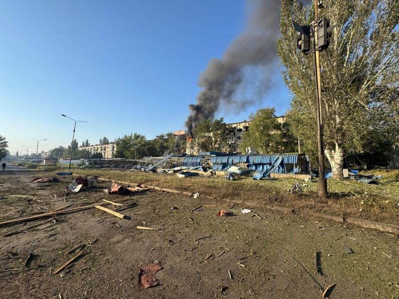 Зруйновані павільйони ринку та пожежа в багатоповерховому будинку після ворожого осбстрілу