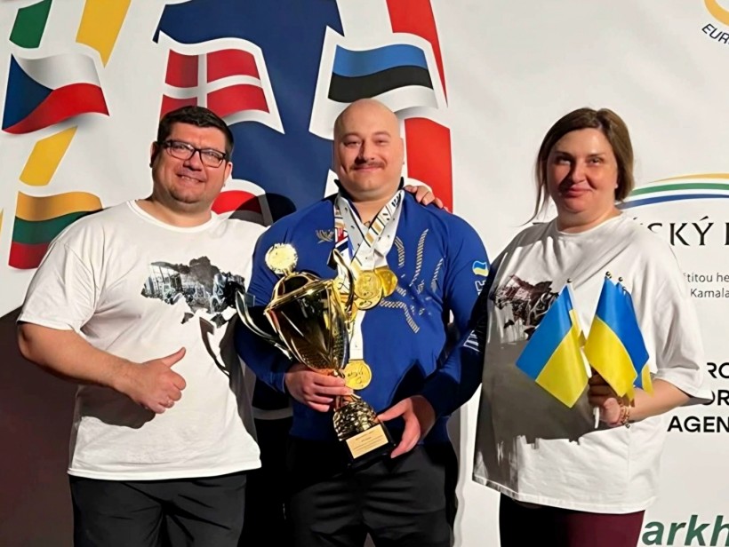 Пауерліфтер Донеччини Данило Ковальов, володар чотирьох золотих медалей чемпіонату Європи в Чехії, разом зі своїми тренерами Альоною та Олексієм Бичковими