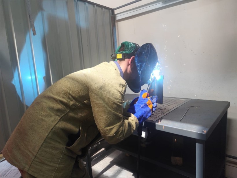 Майбутній зварювальник, конкурсант регіонального етапу конкурсу WorldSkills Ukraine під час виконання завдання