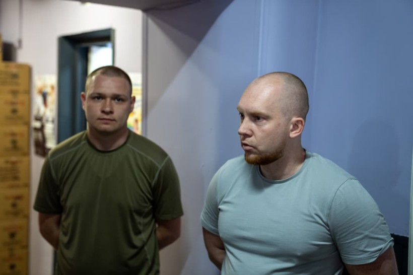 Працівники хабу уважно слухають